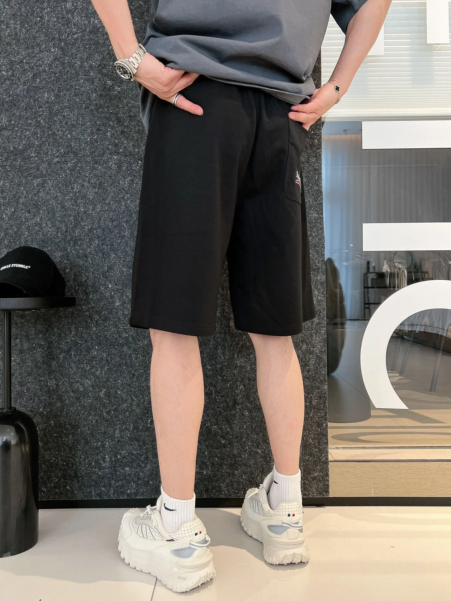 Balenciaga's three-standard complete 2026 summer New Arrival men's casual shorts, advanced custom-made Breathable fabric, Breathable fabric, extremely stretchy and comfortable, impeccable details, top-grade accessories, original logo design concept, delicate and soft feel! The upper body fit is awesome! Size: M-XXXL Please state your height and weight when ordering